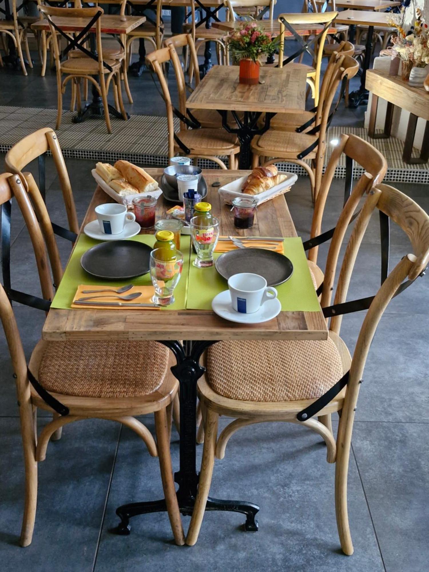 Chambres D'Hotes Du Bistrot D'Ici Saint-Saturnin  Екстер'єр фото